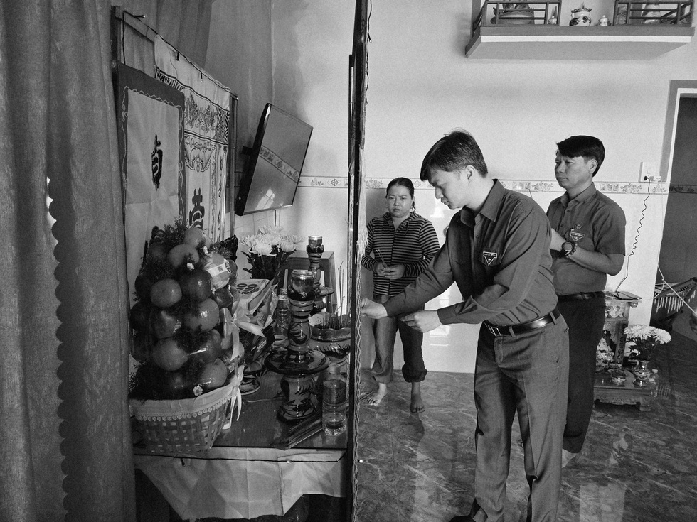 Trung ương Đoàn trao quà cho người dân vùng lũ Đắk Lắk- Ảnh 1. Trung ương Đoàn trao quà cho người dân vùng lũ Đắk Lắk- Ảnh 1.