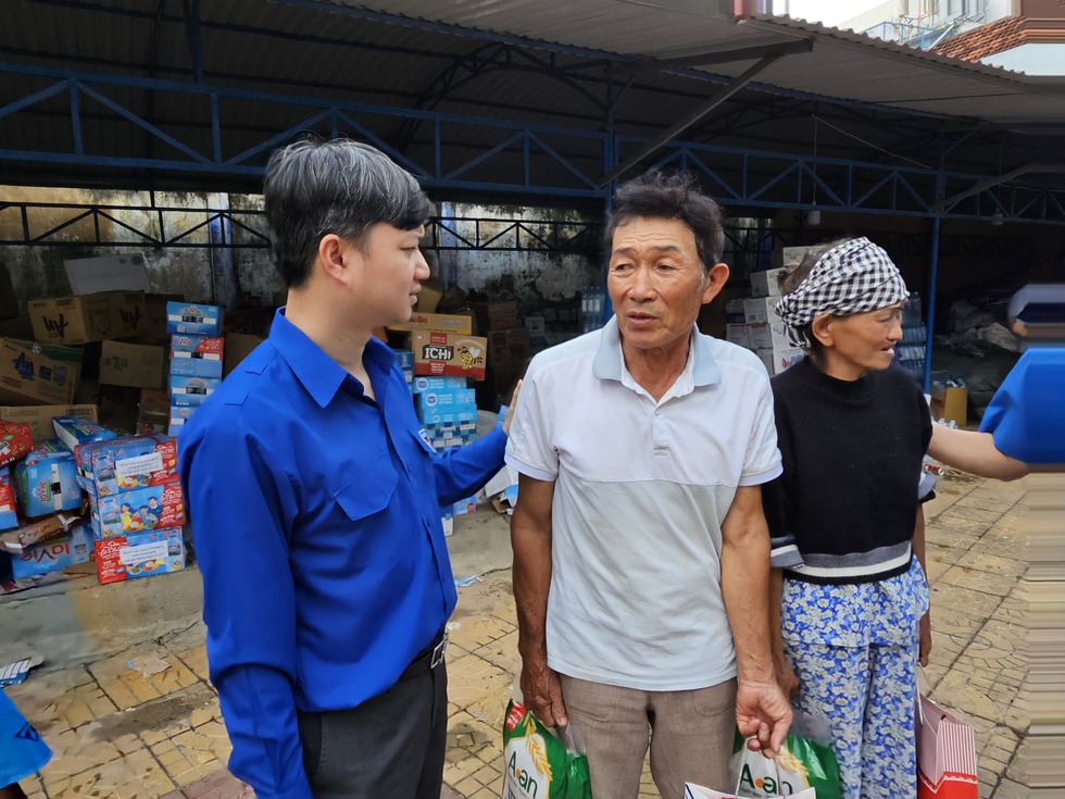 Trung ương Đoàn trao quà cho người dân vùng lũ Đắk Lắk- Ảnh 2. Trung ương Đoàn trao quà cho người dân vùng lũ Đắk Lắk- Ảnh 2.