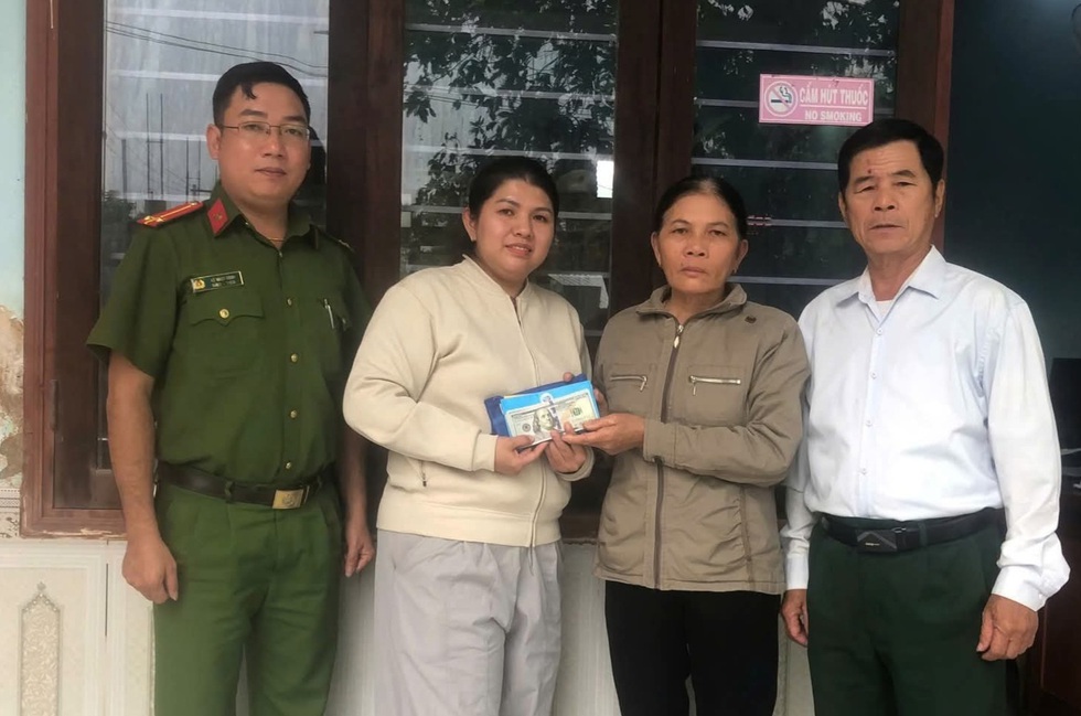 Nhặt gần 2.000 USD trong h&agrave;ng cứu trợ v&ugrave;ng lũ, người d&acirc;n nhờ c&ocirc;ng an t&igrave;m chủ- Ảnh 1.