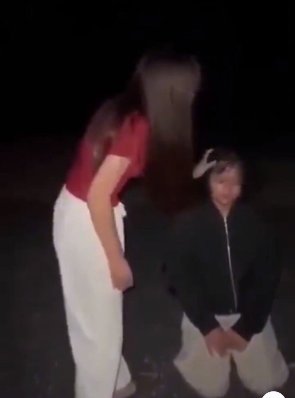 X&aacute;c minh clip thiếu nữ bị bắt quỳ v&agrave; h&agrave;nh hung ở Quảng Trị- Ảnh 1.