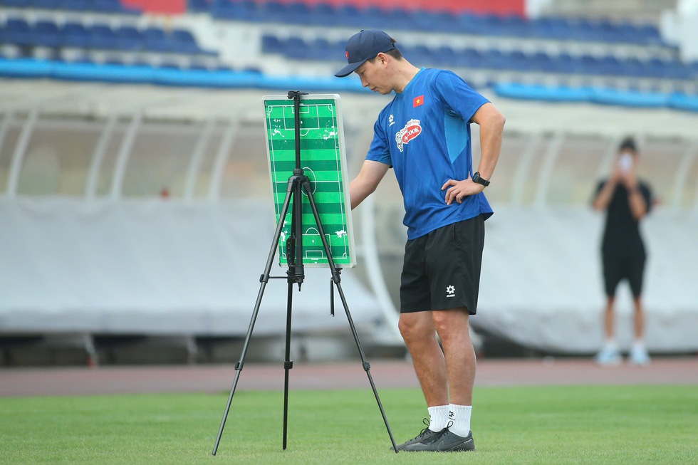 HLV Kim Sang-sik sẵn sàng đương đầu áp lực- Ảnh 2.