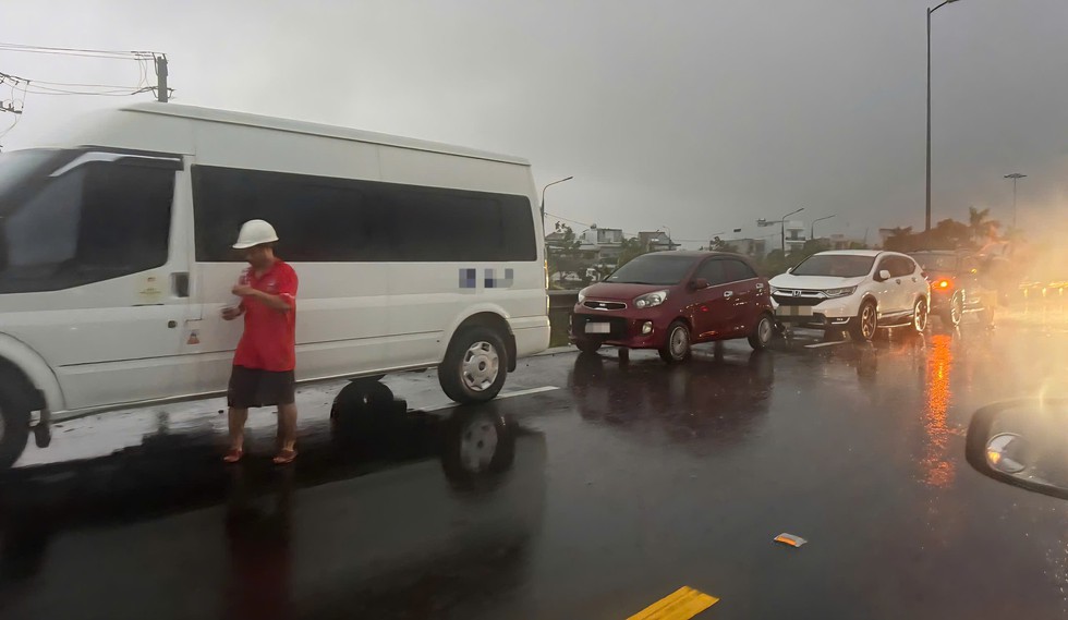 Giữa mưa xối xả, ngập lụt tứ phía người Đà Nẵng tri hô nhau 'cứu ô tô' - Ảnh 1.