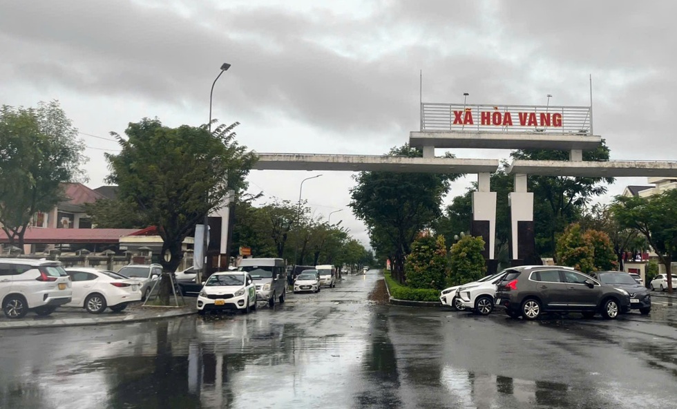 Giữa mưa xối xả, ngập lụt tứ phía người Đà Nẵng tri hô nhau 'cứu ô tô' - Ảnh 5.