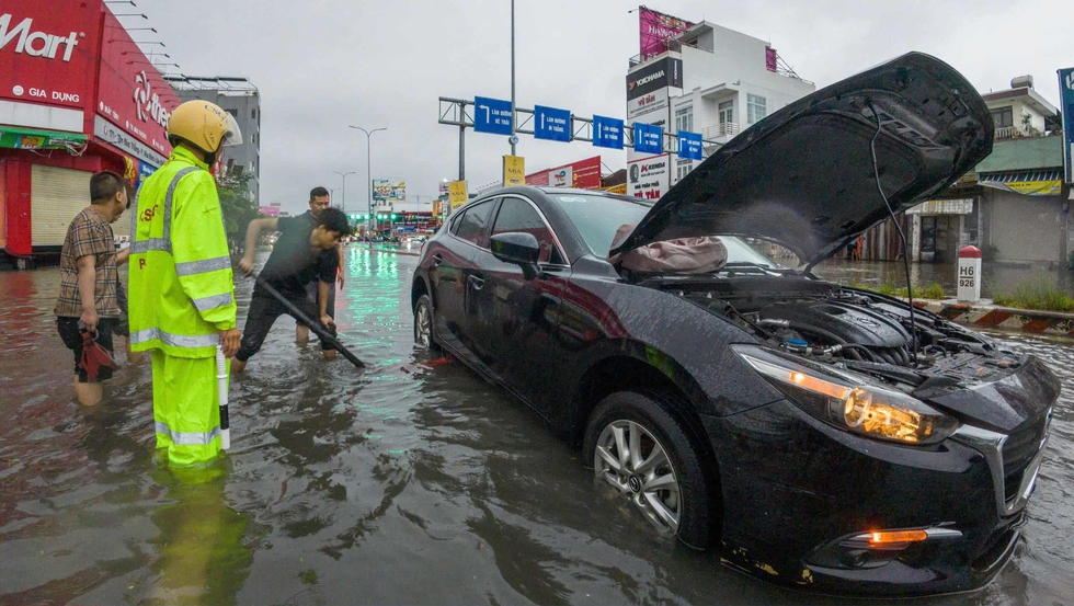 Giữa mưa xối xả, ngập lụt tứ phía người Đà Nẵng tri hô nhau 'cứu ô tô' - Ảnh 6.