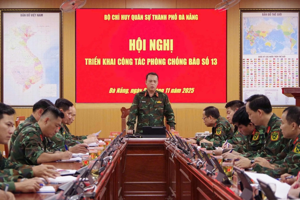 Đà Nẵng: Quân đội họp khẩn sẵn sàng ứng phó khi 'bão chồng lũ'- Ảnh 1.