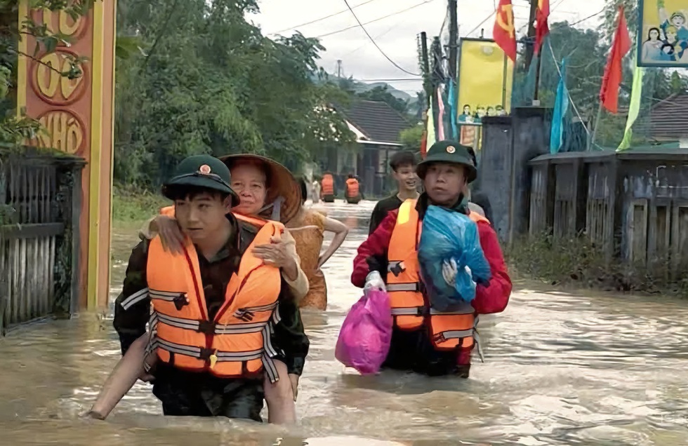 Đà Nẵng: Quân đội họp khẩn sẵn sàng ứng phó khi 'bão chồng lũ'- Ảnh 2.