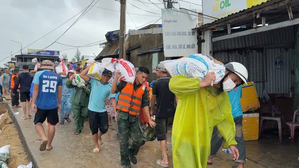 Đà Nẵng: Quân đội họp khẩn sẵn sàng ứng phó khi 'bão chồng lũ'- Ảnh 7.