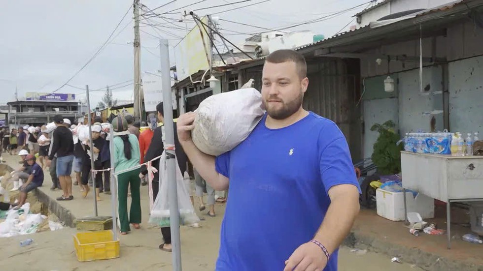 Đà Nẵng: Quân đội họp khẩn sẵn sàng ứng phó khi 'bão chồng lũ'- Ảnh 6.