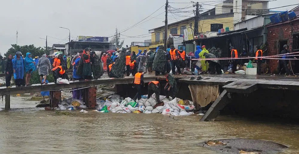 Đà Nẵng: Quân đội họp khẩn sẵn sàng ứng phó khi 'bão chồng lũ'- Ảnh 5.