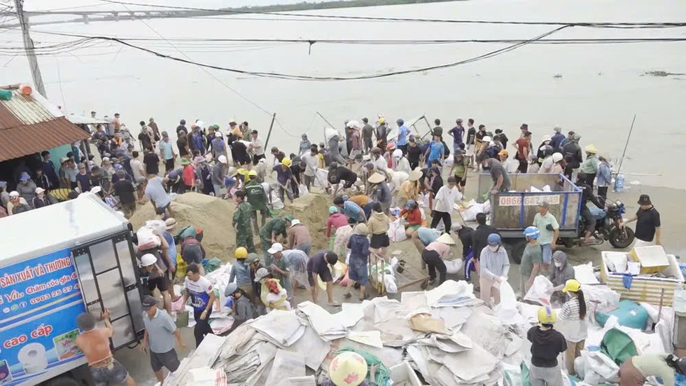 Đà Nẵng: Quân đội họp khẩn sẵn sàng ứng phó khi 'bão chồng lũ'- Ảnh 4.