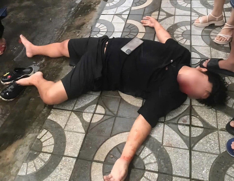 Một tài xế xe công nghệ bị đánh trọng thương, gục trên vỉa hè Đà Nẵng - Ảnh 2.