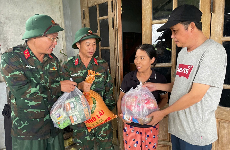 Bộ đội vượt lũ xây nhà mới giúp dân vùng lũ Đà Nẵng Hồi sinh tổ ấm - Ảnh 4.