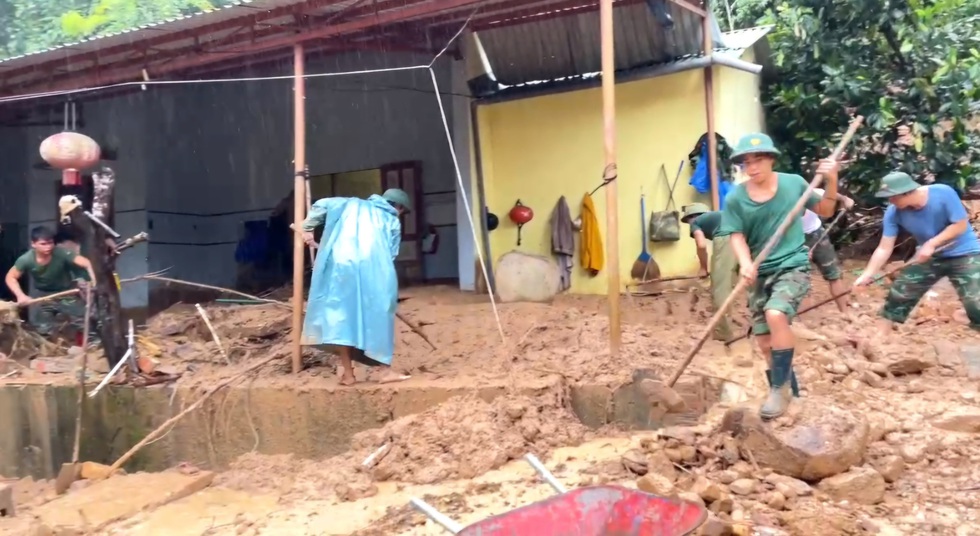 Bộ đội vượt lũ xây nhà mới giúp dân vùng lũ Đà Nẵng Hồi sinh tổ ấm - Ảnh 5.