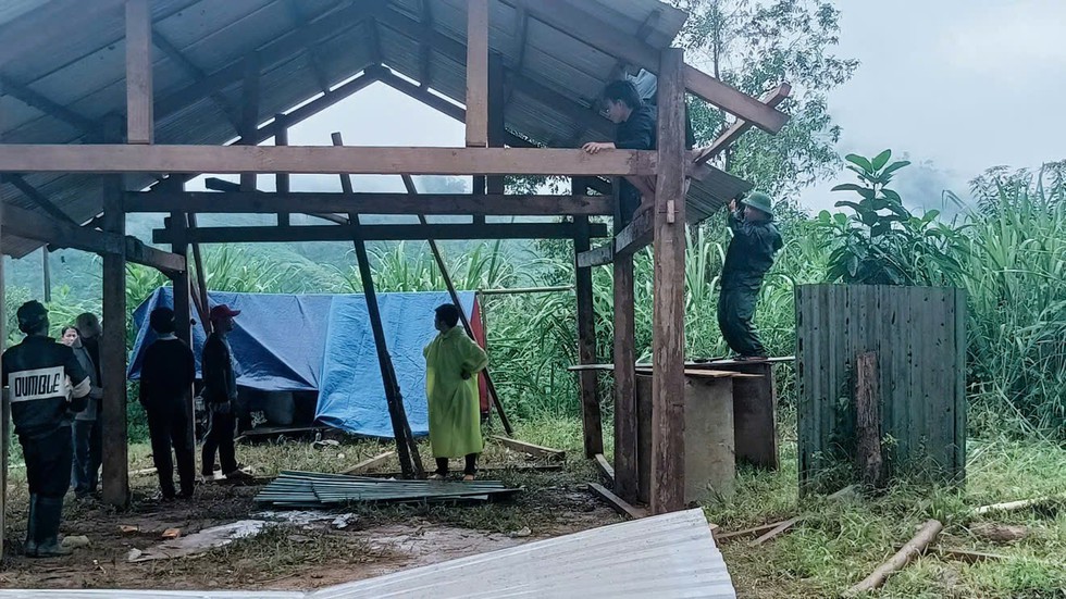 Bộ đội vượt lũ xây nhà mới giúp dân vùng lũ Đà Nẵng Hồi sinh tổ ấm - Ảnh 1.