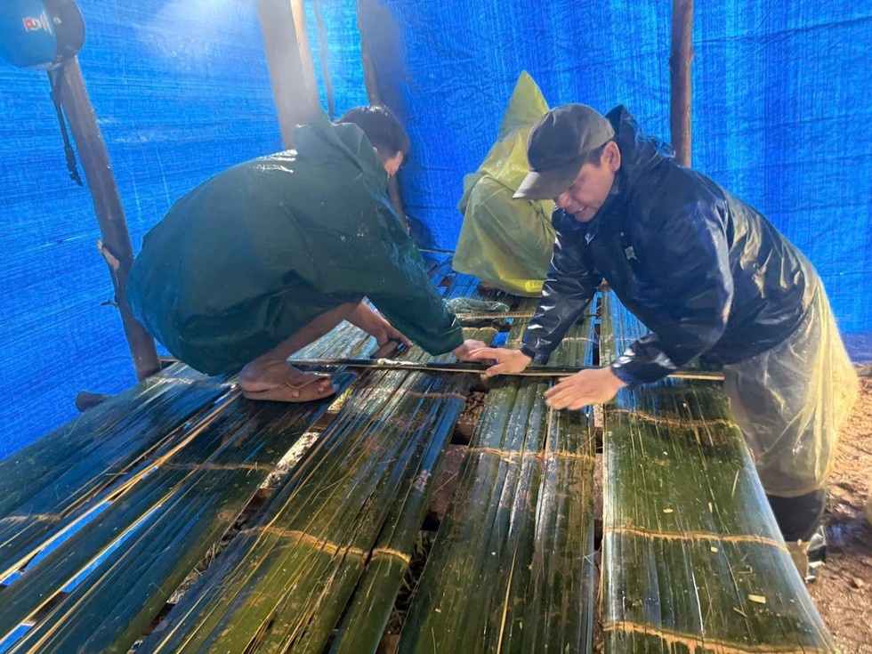 Bộ đội vượt lũ xây nhà mới giúp dân vùng lũ Đà Nẵng Hồi sinh tổ ấm - Ảnh 2.