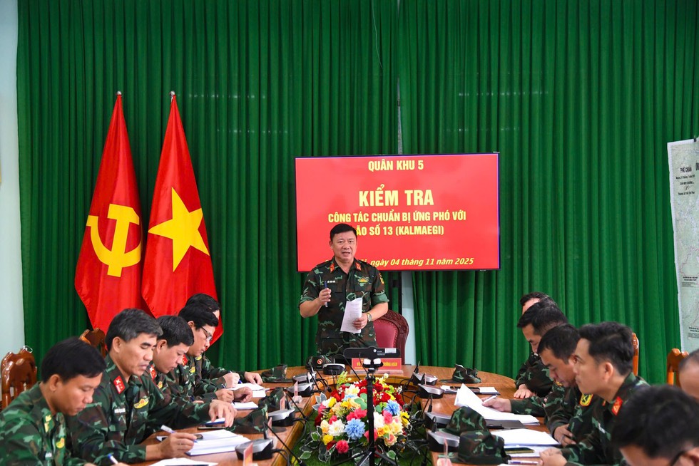 Qu&acirc;n khu 5 'cắm chốt' Quảng Ng&atilde;i, chỉ đạo ứng ph&oacute; b&atilde;o số 13- Ảnh 1.