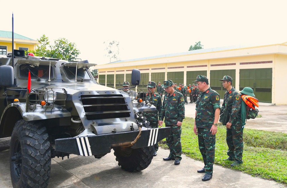 Qu&acirc;n khu 5 'cắm chốt' Quảng Ng&atilde;i, chỉ đạo ứng ph&oacute; b&atilde;o số 13- Ảnh 4.