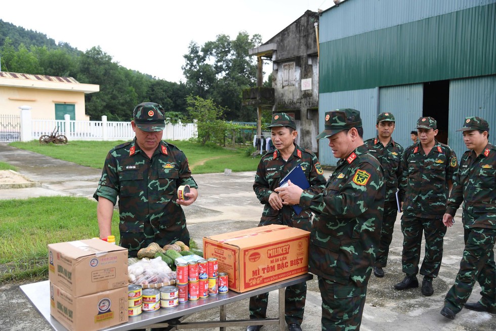 Qu&acirc;n khu 5 'cắm chốt' Quảng Ng&atilde;i, chỉ đạo ứng ph&oacute; b&atilde;o số 13- Ảnh 3.