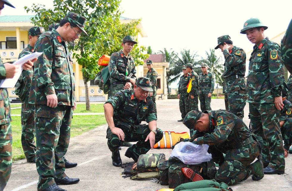Qu&acirc;n khu 5 'cắm chốt' Quảng Ng&atilde;i, chỉ đạo ứng ph&oacute; b&atilde;o số 13- Ảnh 2.
