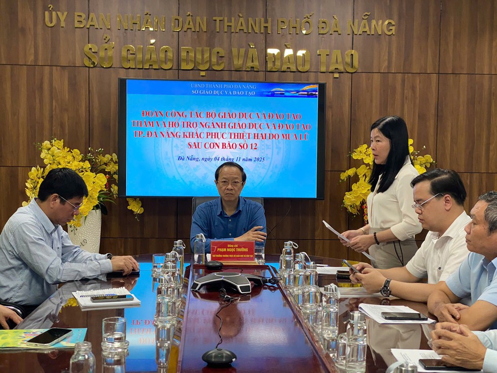 Giáo viên vùng rốn lũ Đà Nẵng gian nan dọn bùn: 'Nhớ học sinh lắm rồi!'- Ảnh 5.