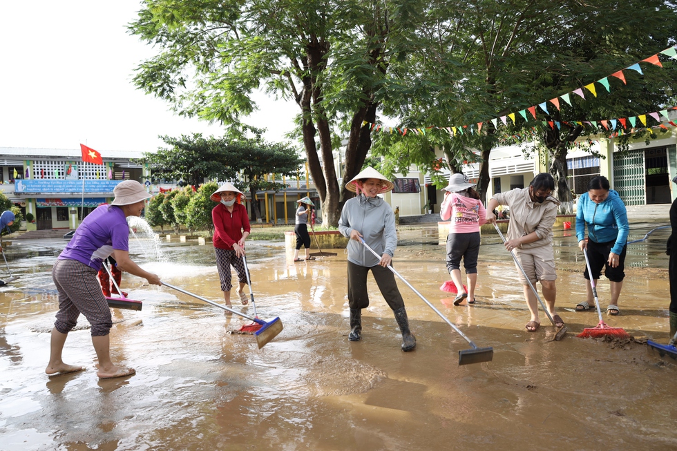 Giáo viên vùng rốn lũ Đà Nẵng gian nan dọn bùn: 'Nhớ học sinh lắm rồi!'- Ảnh 3.