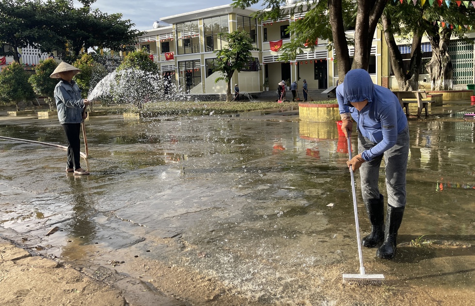 Giáo viên vùng rốn lũ Đà Nẵng gian nan dọn bùn: 'Nhớ học sinh lắm rồi!'- Ảnh 4.