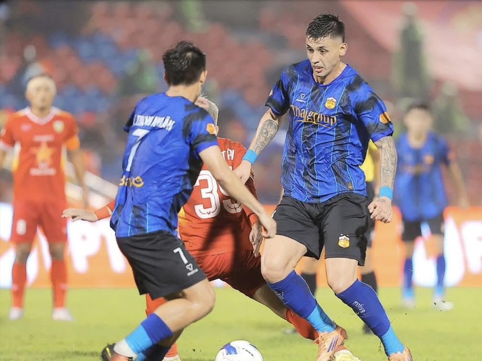 Bảng xếp hạng V-League mới nhất: HAGL bất ngờ thoát đáy bảng, nguy cơ rớt hạng vẫn cực cao- Ảnh 1.