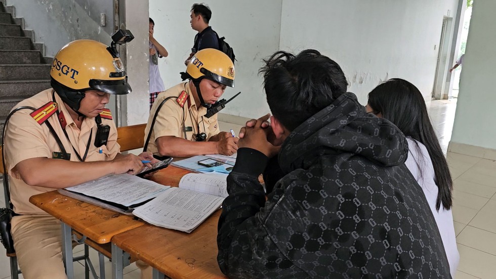 CSGT bất ngờ kiểm tra b&atilde;i xe trong trường, học sinh kh&oacute;c nức nở, cuống qu&yacute;t gọi ba mẹ đ&oacute;ng phạt- Ảnh 1.