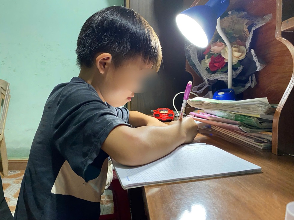 &Eacute;p con học qu&aacute; sức sẽ bị phạt từ 5 -10 triệu đồng, cha mẹ n&oacute;i g&igrave;?- Ảnh 1.