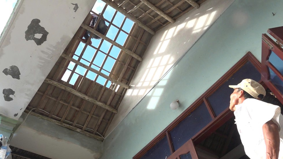 Đà Nẵng ngổn ngang sau bão Kalmaegi, lực lượng vũ trang xắn tay khắc phục - Ảnh 8.