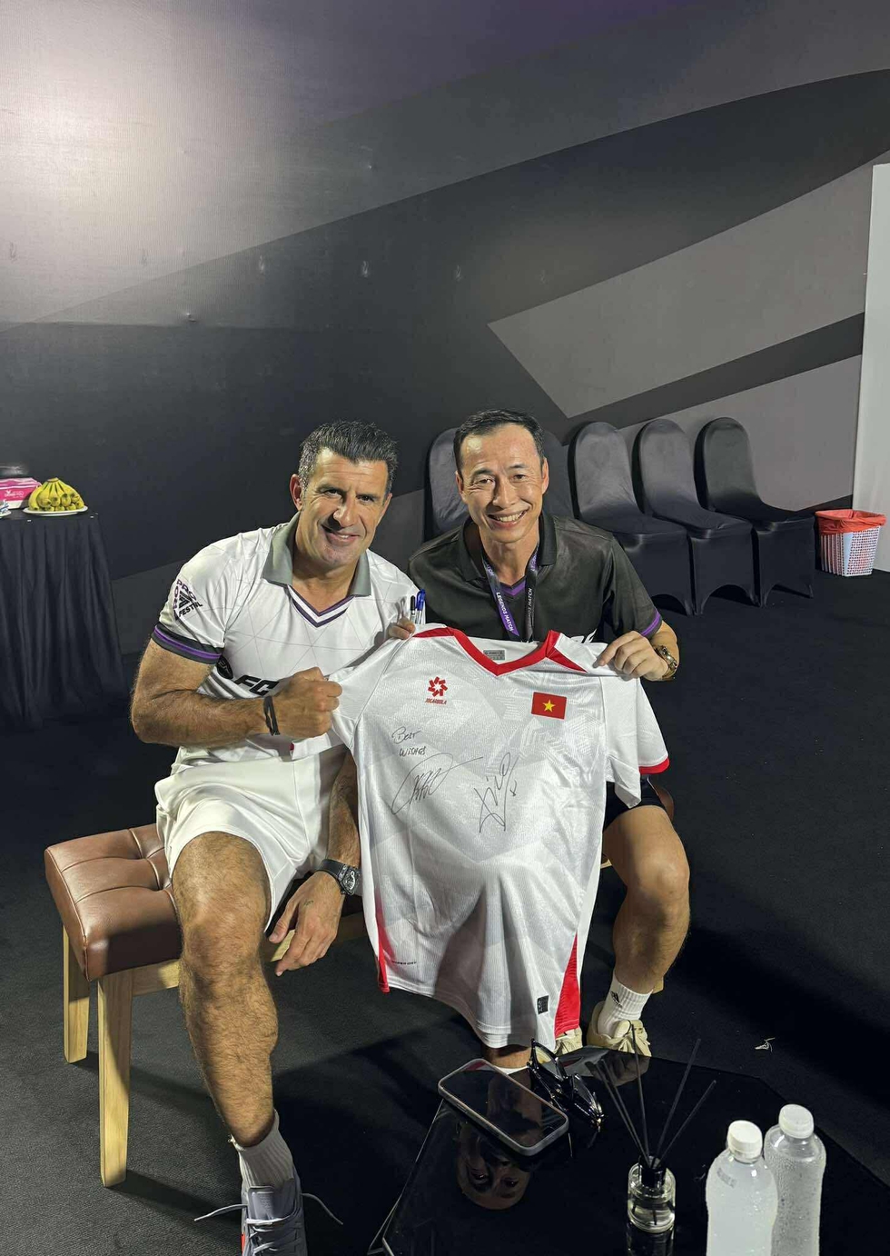 &lsquo;Thi&ecirc;n thần&rsquo; Kaka v&agrave; huyền thoại Figo truyền cảm hứng b&oacute;ng đ&aacute; đến Việt Nam- Ảnh 2.