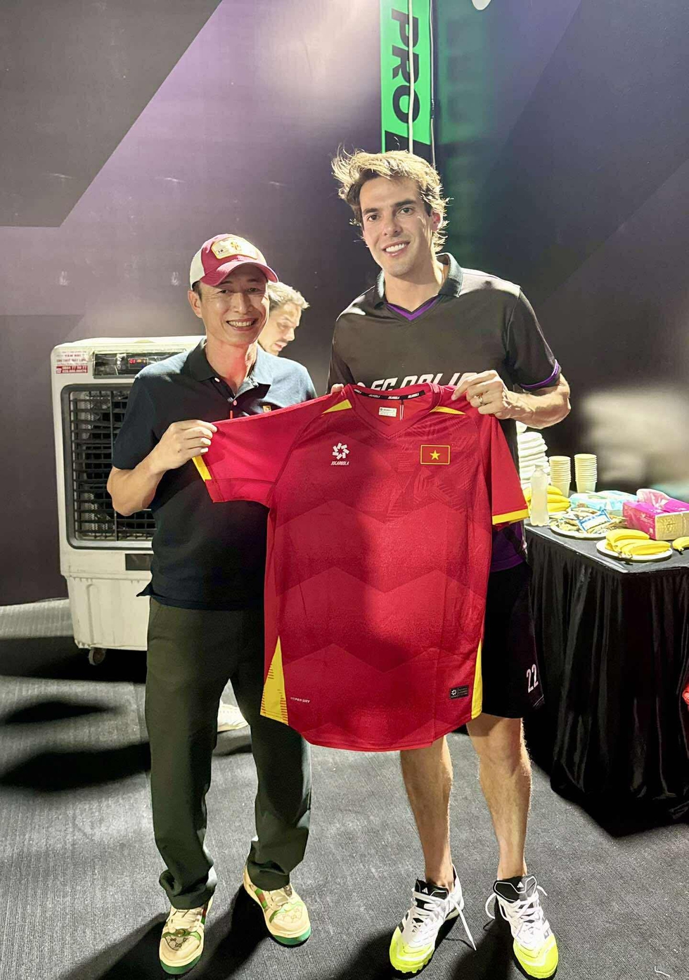 &lsquo;Thi&ecirc;n thần&rsquo; Kaka v&agrave; huyền thoại Figo truyền cảm hứng b&oacute;ng đ&aacute; đến Việt Nam- Ảnh 3.