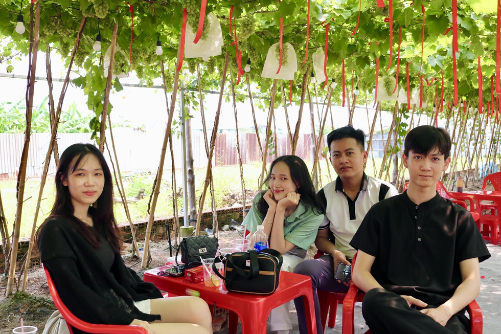 Đến nơi n&agrave;y ngồi uống c&agrave; ph&ecirc; dưới vườn nho sai quả ngay giữa th&agrave;nh phố- Ảnh 6.