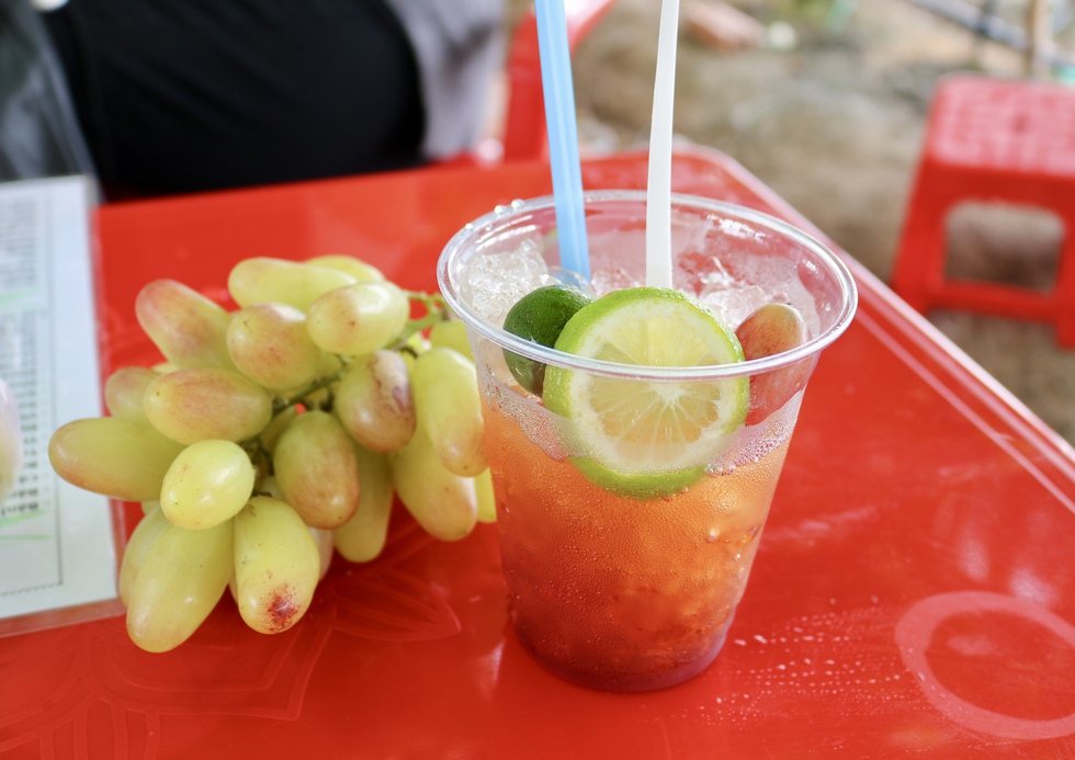 Đến nơi n&agrave;y ngồi uống c&agrave; ph&ecirc; dưới vườn nho sai quả ngay giữa th&agrave;nh phố- Ảnh 10.