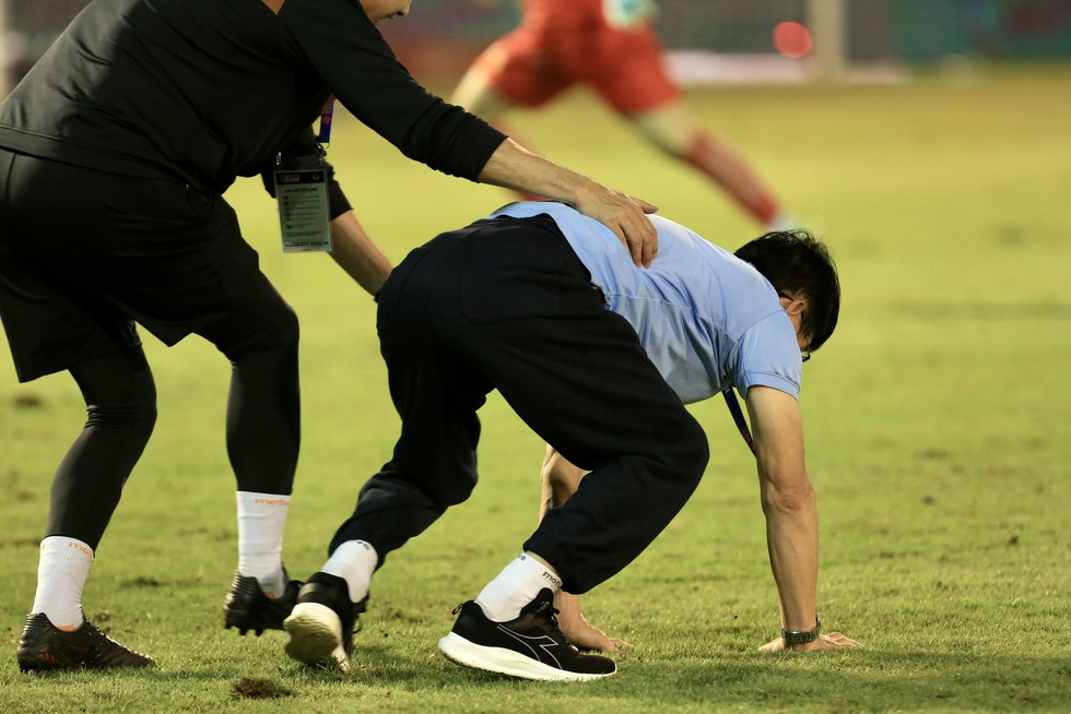 GĐKT Vũ Tiến Th&agrave;nh giải th&iacute;ch h&agrave;nh động b&ograve; dưới s&acirc;n g&acirc;y sốt, khi sao HAGL gỡ h&ograve;a nghẹt thở- Ảnh 4.