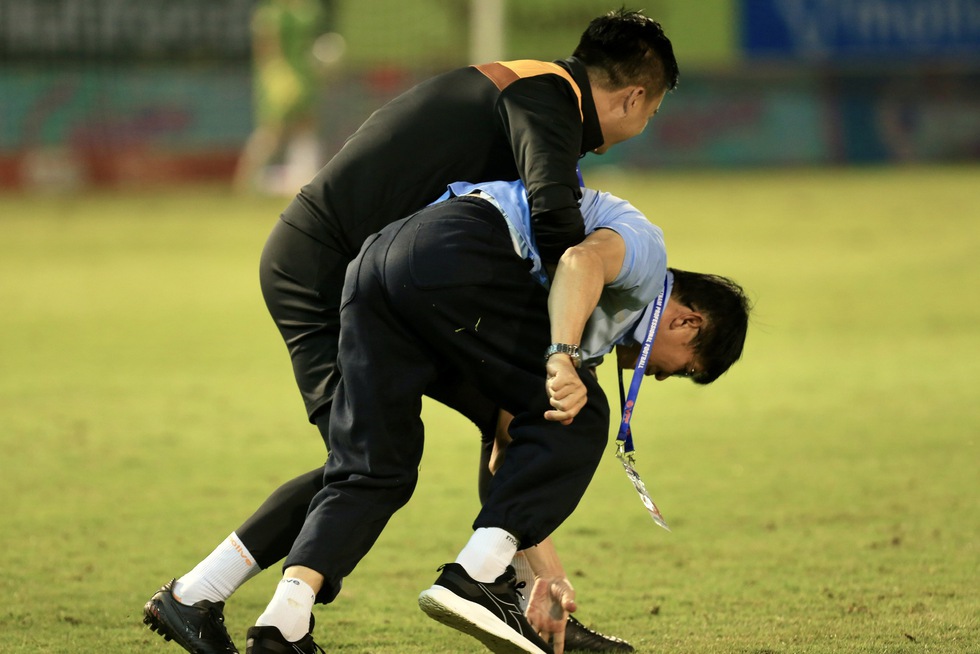 HAGL tho&aacute;t thua Thanh H&oacute;a nhờ b&agrave;n thắng nghẹt thở ph&uacute;t 100: &Ocirc;ng Vũ Tiến Th&agrave;nh ăn mừng cực lạ - Ảnh 6.