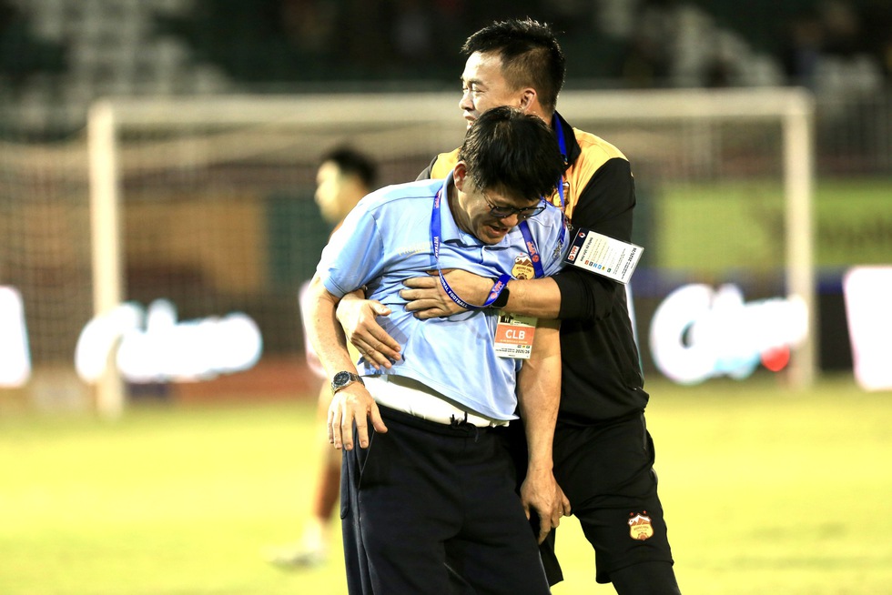 HAGL tho&aacute;t thua Thanh H&oacute;a nhờ b&agrave;n thắng nghẹt thở ph&uacute;t 100: &Ocirc;ng Vũ Tiến Th&agrave;nh ăn mừng cực lạ - Ảnh 5.