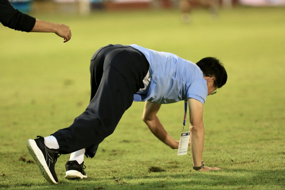 GĐKT Vũ Tiến Th&agrave;nh giải th&iacute;ch h&agrave;nh động b&ograve; dưới s&acirc;n g&acirc;y sốt, khi sao HAGL gỡ h&ograve;a nghẹt thở- Ảnh 3.