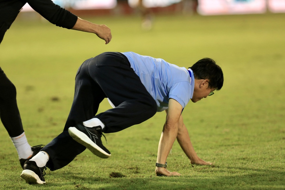 GĐKT Vũ Tiến Th&agrave;nh giải th&iacute;ch h&agrave;nh động b&ograve; dưới s&acirc;n g&acirc;y sốt, khi sao HAGL gỡ h&ograve;a nghẹt thở- Ảnh 2.