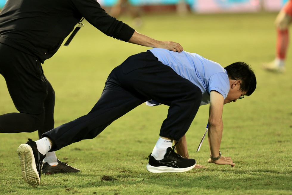 HAGL tho&aacute;t thua Thanh H&oacute;a nhờ b&agrave;n thắng nghẹt thở ph&uacute;t 100: &Ocirc;ng Vũ Tiến Th&agrave;nh ăn mừng cực lạ - Ảnh 1.