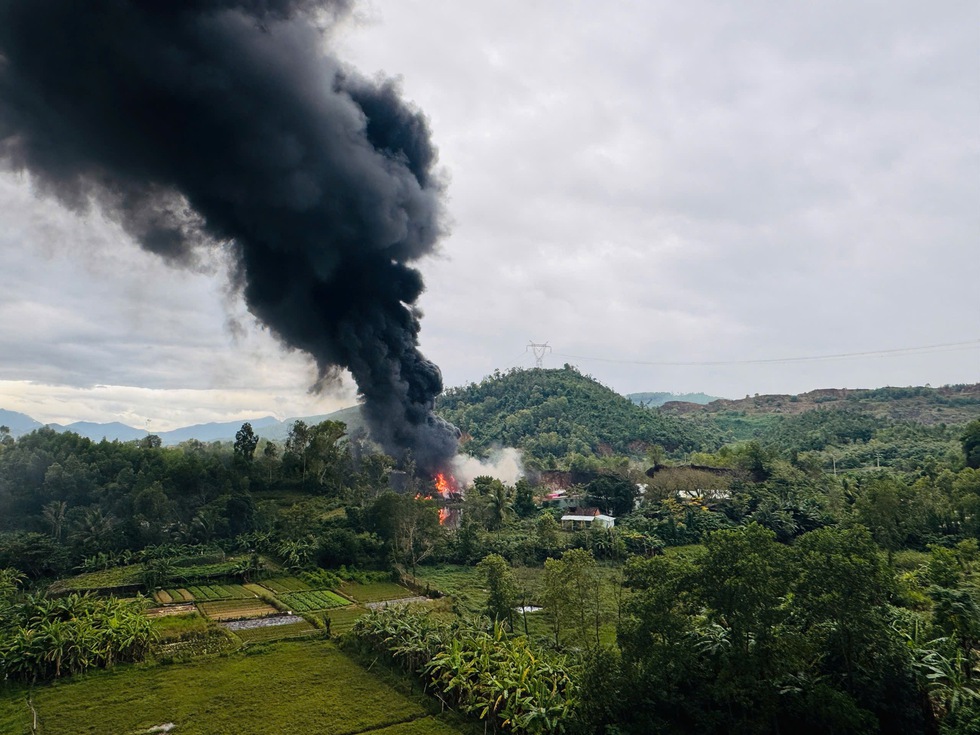 Đ&agrave; Nẵng: Nhựa đường bốc ch&aacute;y dữ dội, điều khẩn cấp robot chữa ch&aacute;y ứng cứu- Ảnh 1.