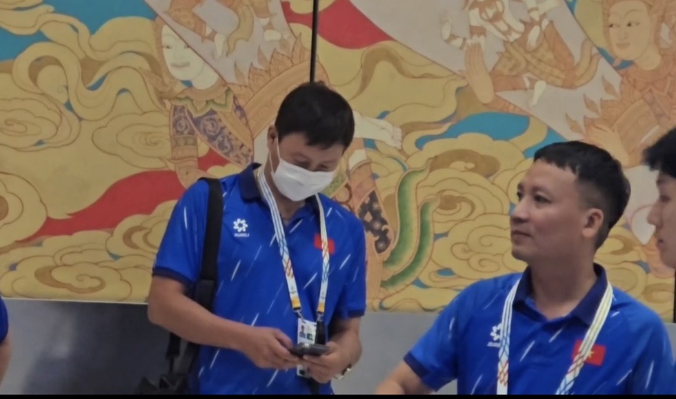 Đội U.23 Việt Nam đến Th&aacute;i Lan an to&agrave;n, lao ngay v&agrave;o luyện tập l&uacute;c 17 giờ- Ảnh 10.