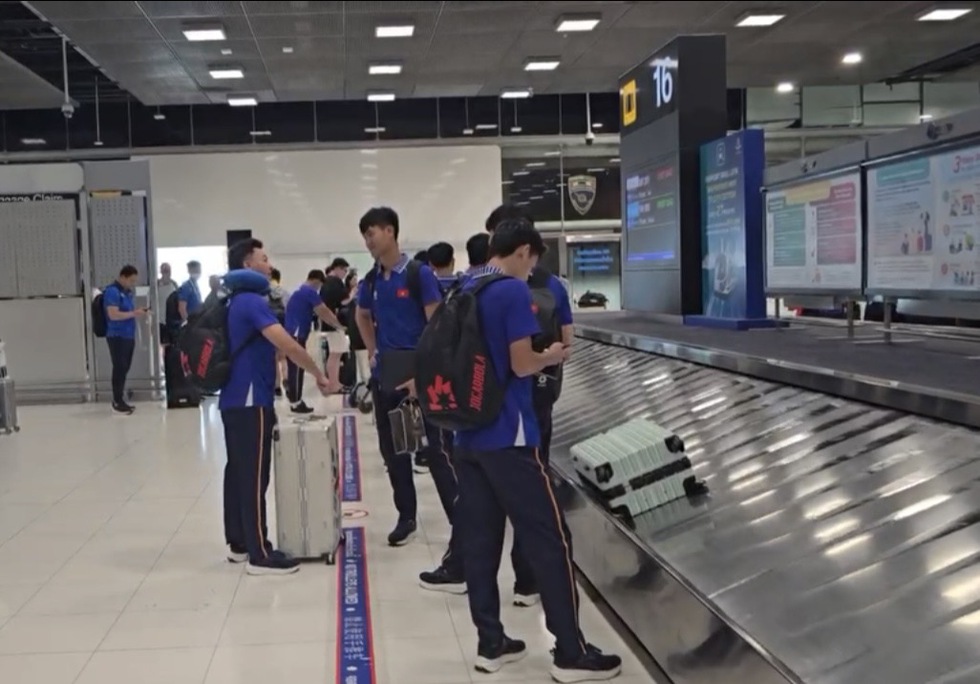 Đội U.23 Việt Nam đến Th&aacute;i Lan an to&agrave;n, lao ngay v&agrave;o luyện tập l&uacute;c 17 giờ- Ảnh 8.