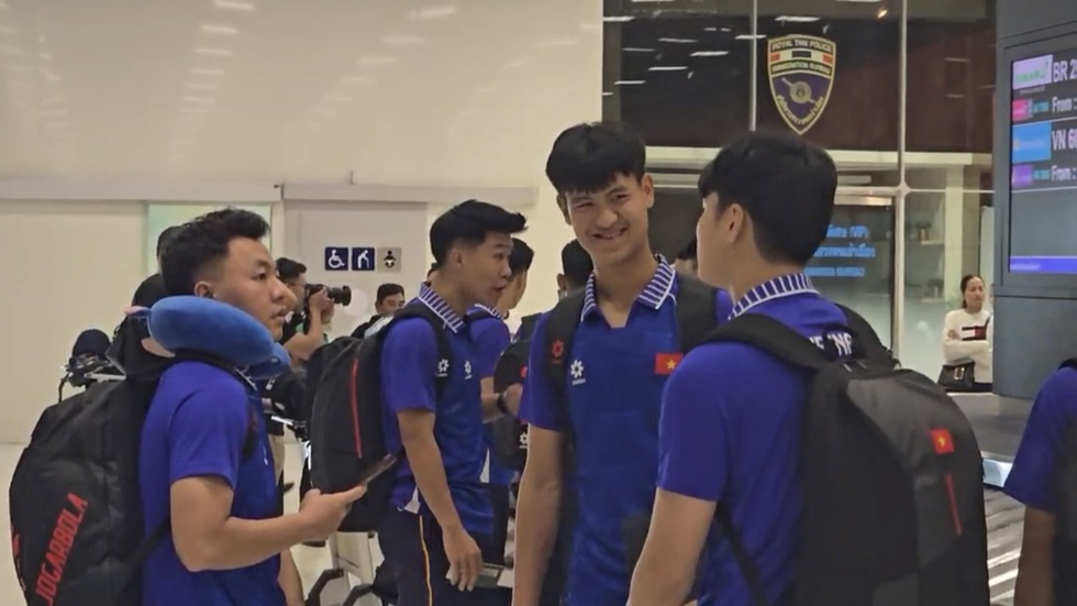 Đội U.23 Việt Nam đến Th&aacute;i Lan an to&agrave;n, lao ngay v&agrave;o luyện tập l&uacute;c 17 giờ- Ảnh 9.