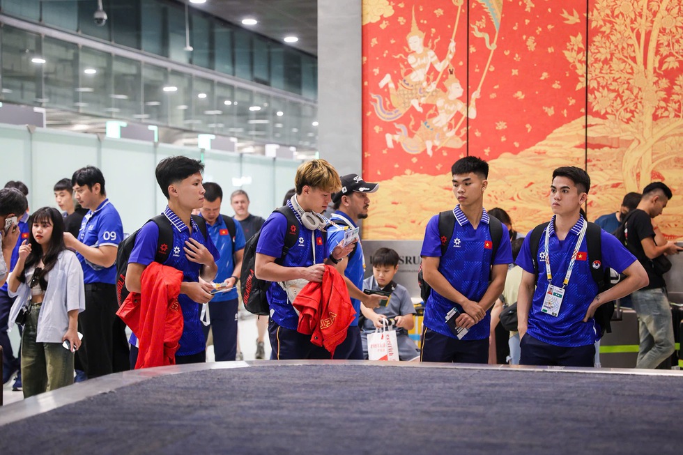 Đội U.23 Việt Nam đến Th&aacute;i Lan an to&agrave;n, lao ngay v&agrave;o luyện tập l&uacute;c 17 giờ- Ảnh 6.