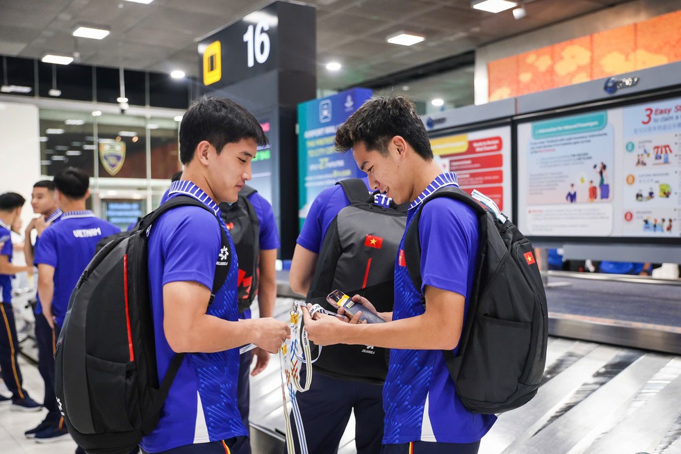 Đội U.23 Việt Nam đến Th&aacute;i Lan an to&agrave;n, lao ngay v&agrave;o luyện tập l&uacute;c 17 giờ- Ảnh 7.