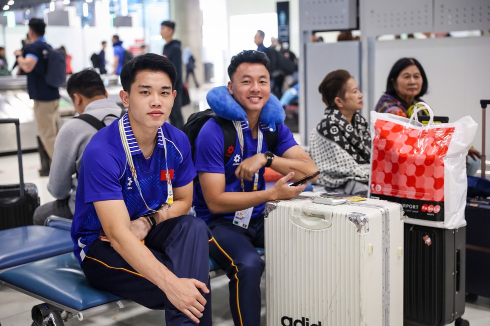 Đội U.23 Việt Nam đến Th&aacute;i Lan an to&agrave;n, lao ngay v&agrave;o luyện tập l&uacute;c 17 giờ- Ảnh 4.