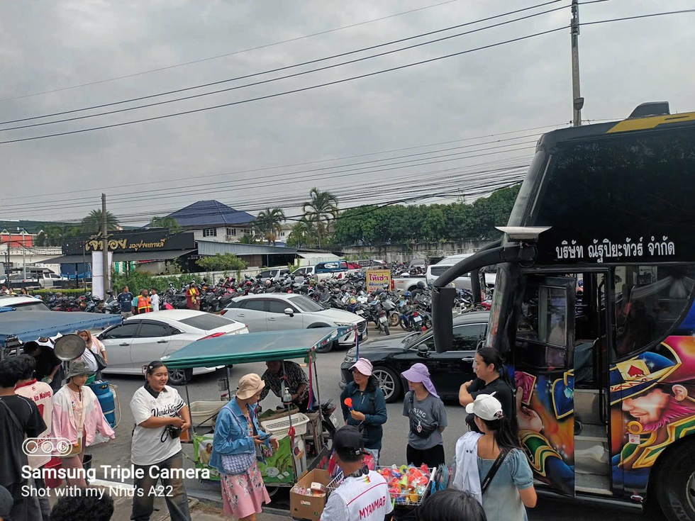 CĐV Myanmar đ&ocirc;ng khủng khiếp tr&ecirc;n s&acirc;n Chonburi, n&oacute;ng rực trận sinh tử của đội tuyển nữ Việt Nam- Ảnh 3.