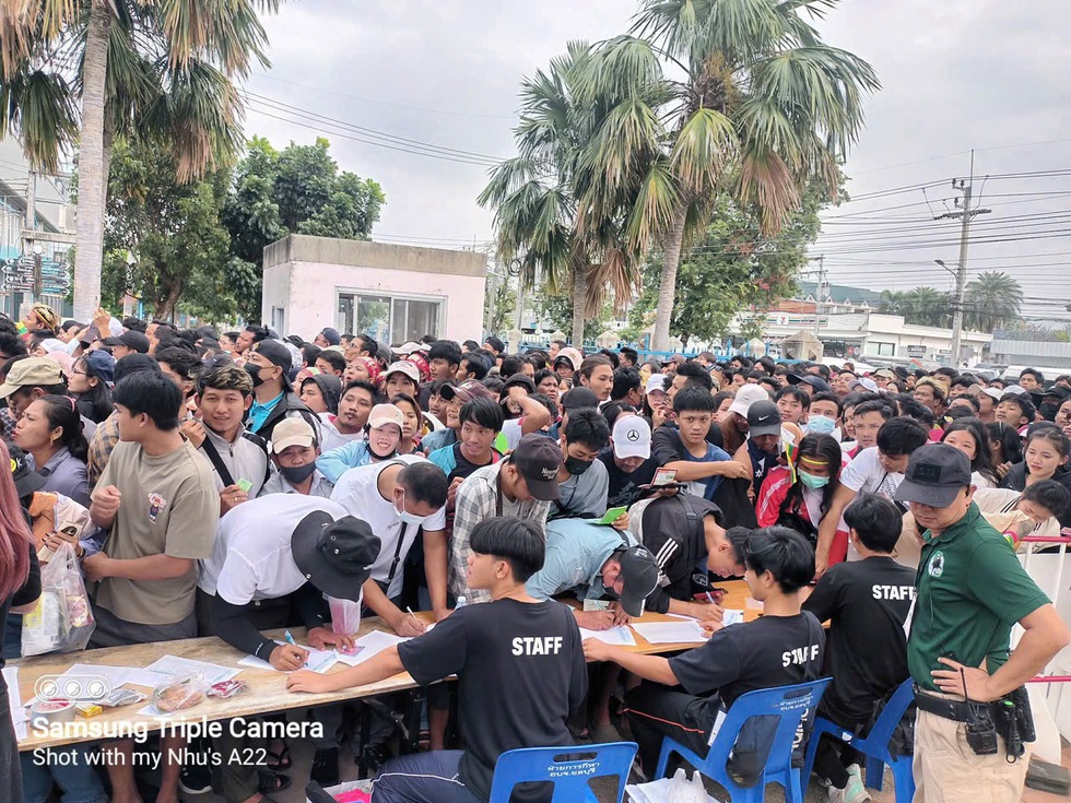 CĐV Myanmar đ&ocirc;ng khủng khiếp tr&ecirc;n s&acirc;n Chonburi, n&oacute;ng rực trận sinh tử của đội tuyển nữ Việt Nam- Ảnh 1.