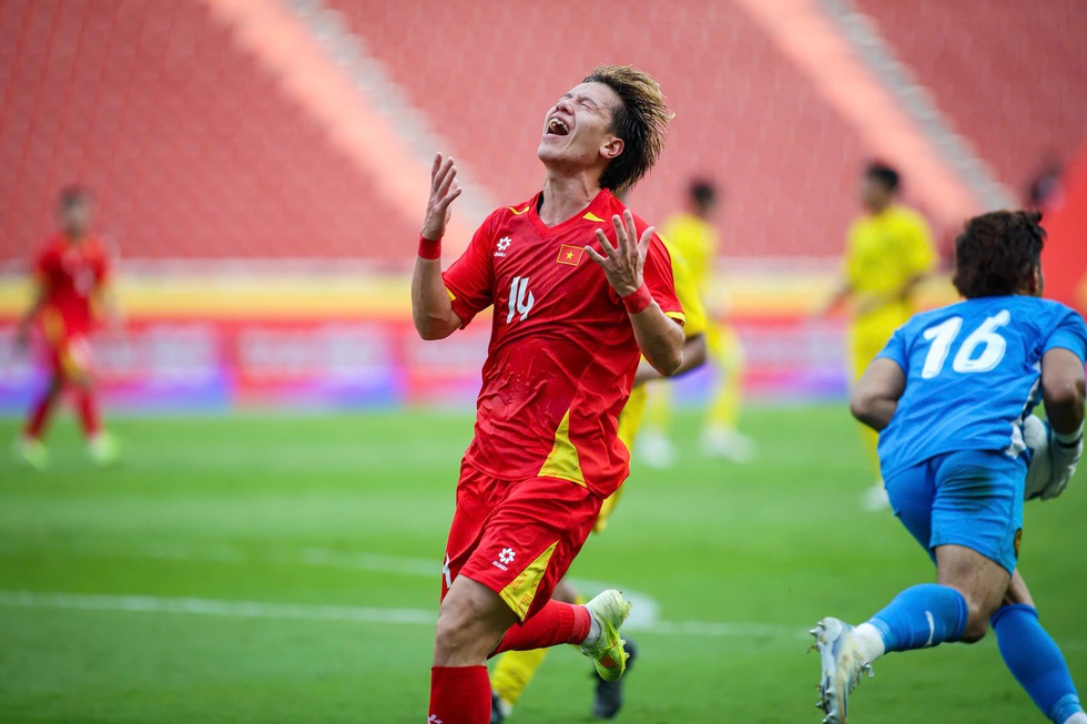 HLV Mai Đức Chung và ông Kim Sang-sik cùng mong 2 đội đoạt HCV SEA Games 33- Ảnh 6.